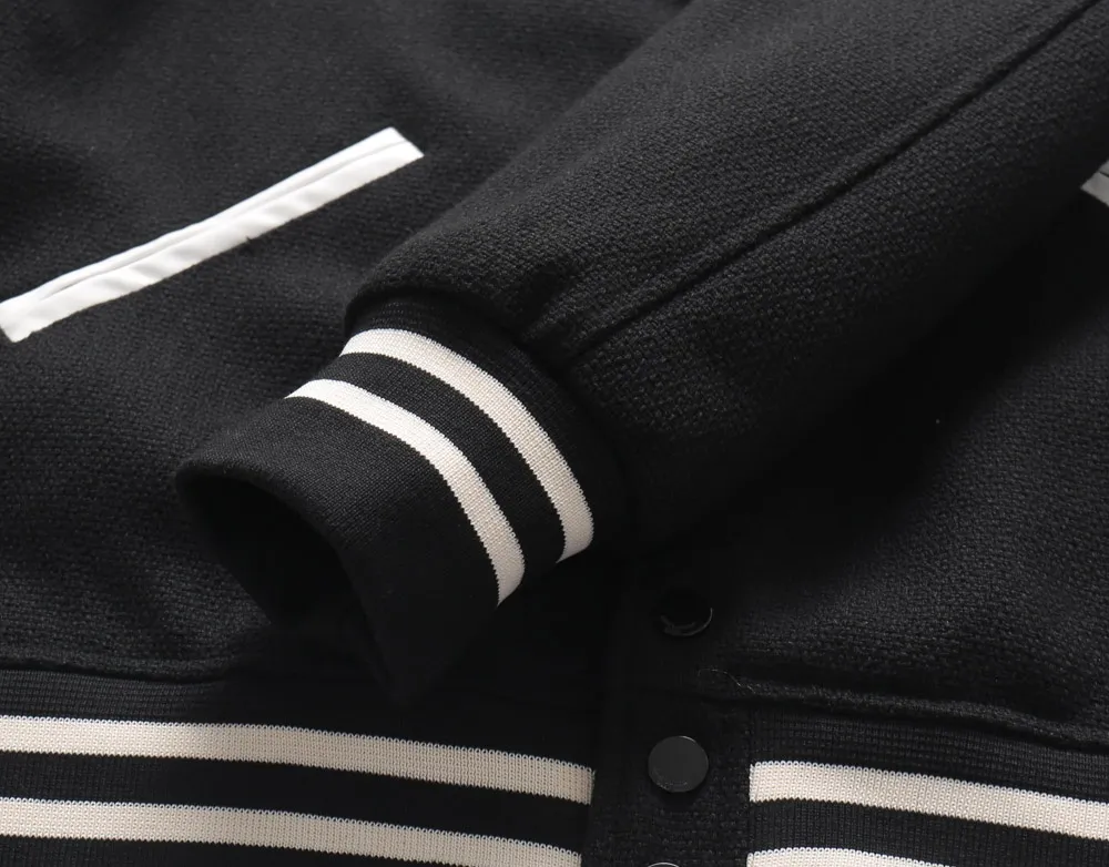 P480 Saint Laurent Paris slp classic leather patchwork black and white baseball collar jacket. Original version 1:1 to develop the highest version on the Internet. It took 2 months to customize pure wool fabric and jacquard ribbing (ordinary machines cannot achieve this jacquard effect). The version is super handsome. The patchwork position is very particular about parking technology. Whether the whole dress looks good or not depends on this position. Same style for men and women. Color: black and white spelling/white/black. Size: 46 48 50 52